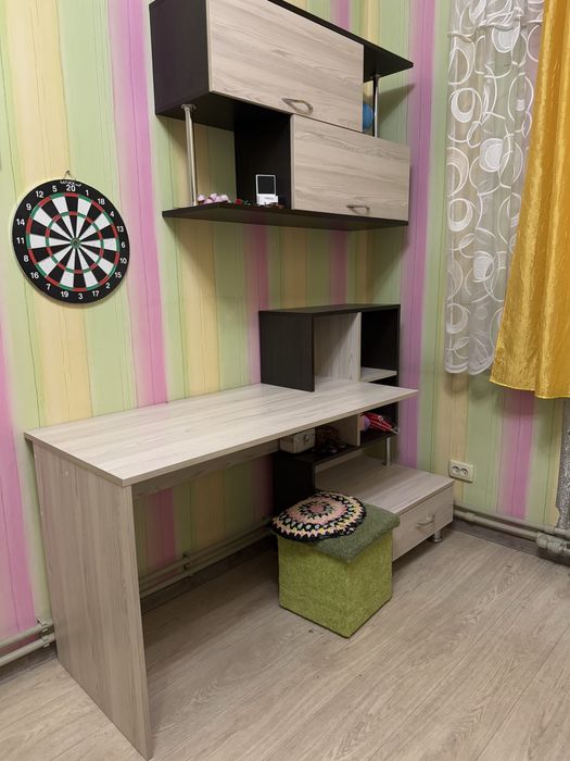 Стол писменный с полками