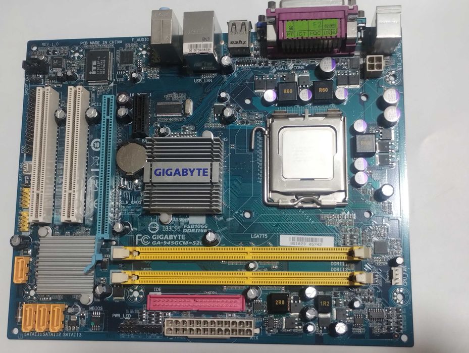 Плата материнская Gigabyte GA-945GCM-S2L с процессором и охлаждением.