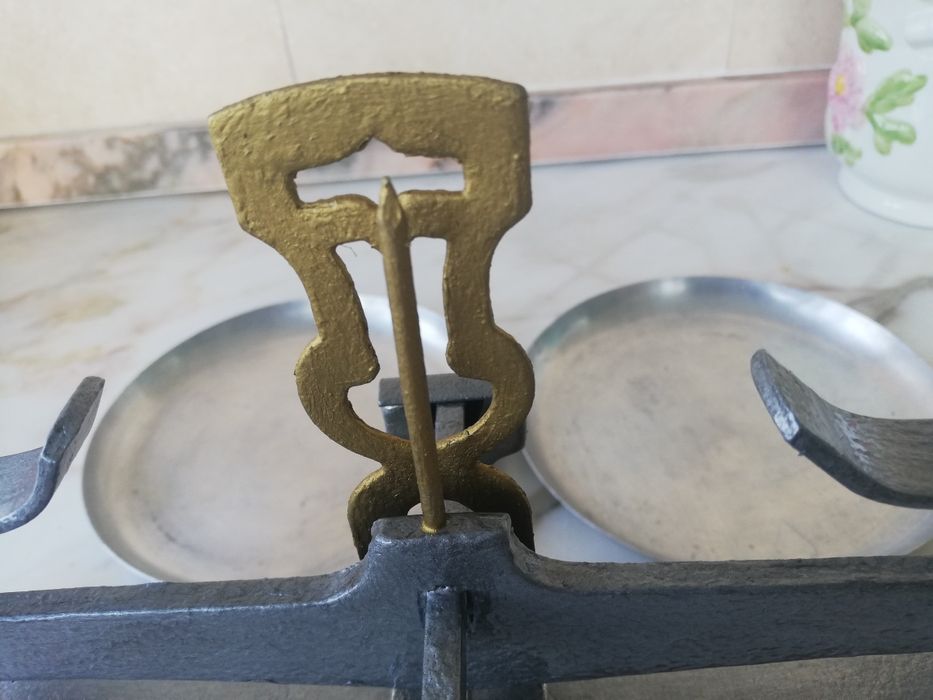 Balança antiga com base em Alumínio fundido.
