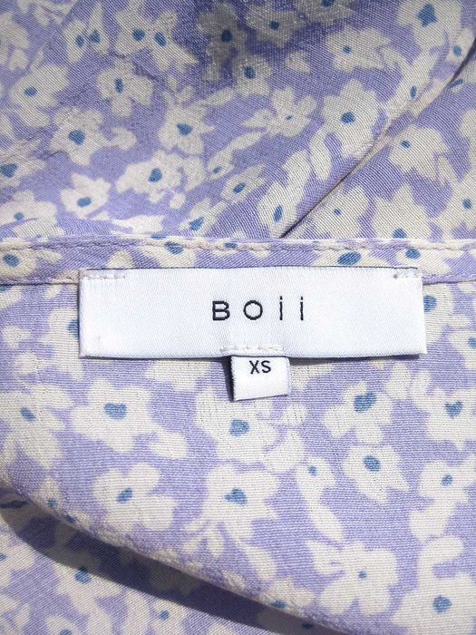 Красивое сиреневое цветочное платье на запах с объёмными рукавами BOII
