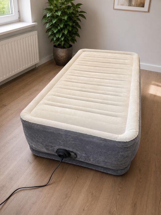 Materac dmuchany z pompką 99x191x46 INTEX
