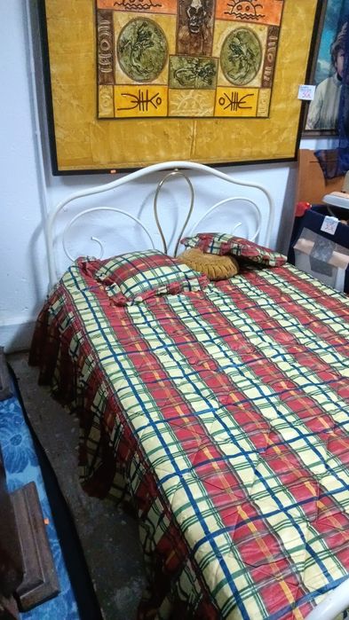 Cama de casal em ferro com estrado e colchão
