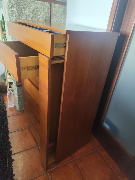 Móveis de quarto em madeira / cerejeira  – cómoda, camiseiro e mesas de cabeceira