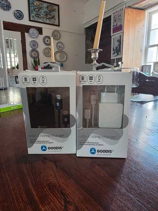 Carregadores USB - C e USB - A com duas entradas