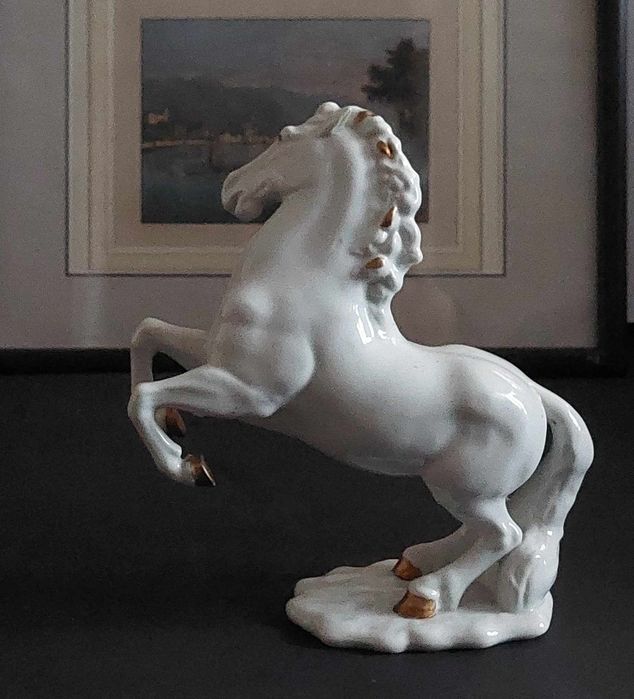 Porcelanowa figurka "koń w skoku"
