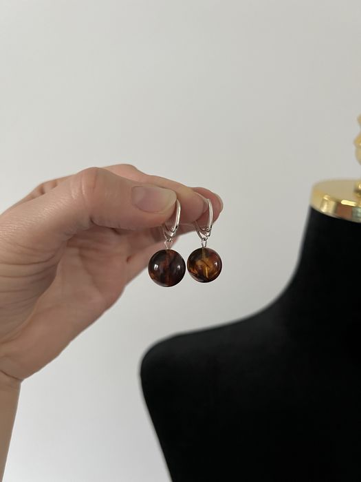 Srebrne, brązowe wiszące kolczyki, bursztyn, kulka