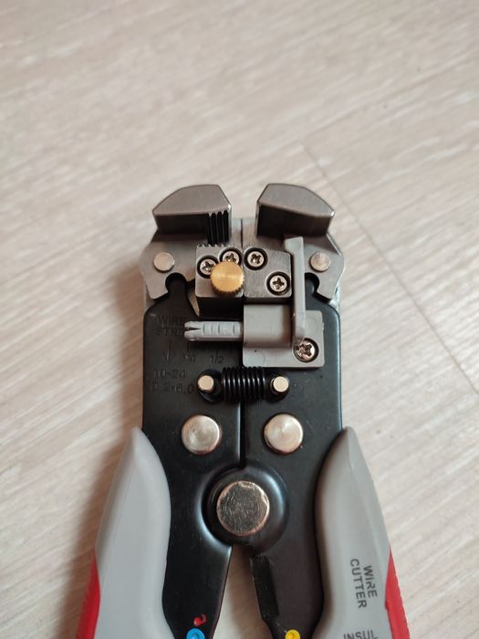 Съемник изоляции  автоматический проводов INTERTOOL HT-7020