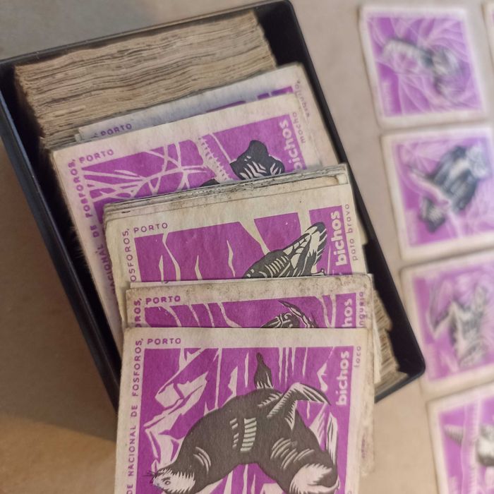 Grande lote caixas fósforos figuras animais versão violeta Sociedade Nacional de Fósforos década 1960's