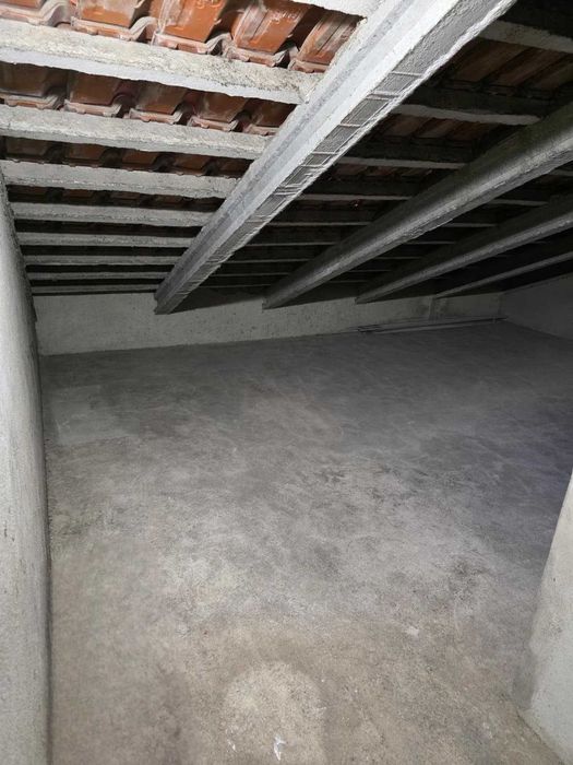 Sotão com 25 m2, espaço amplo para arrumação