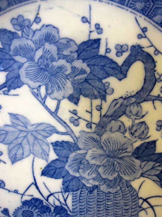 raro antigo prato asiático em porcelana com leques e flores -31 cm