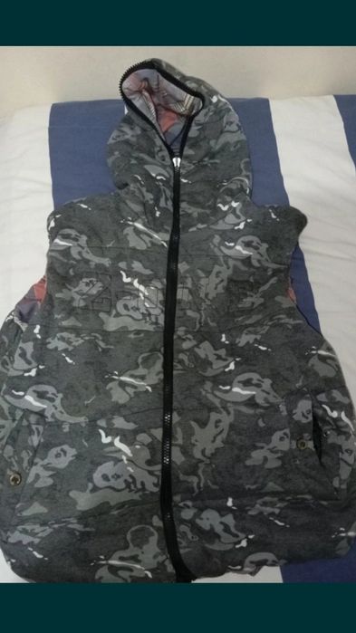 Colete reversível com capuz