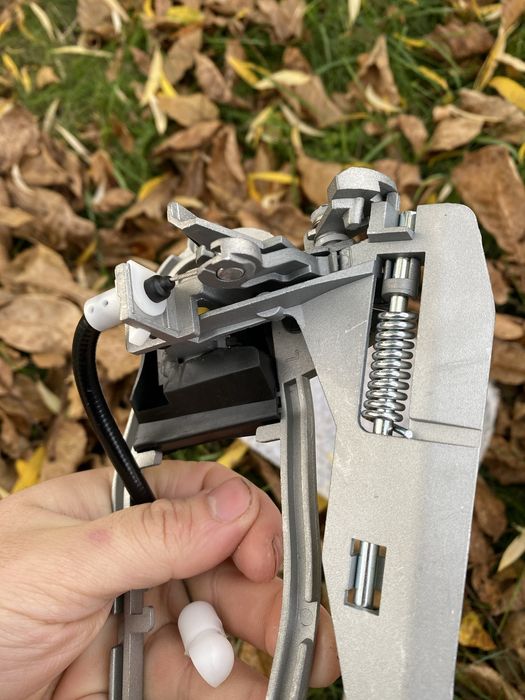 Механізм відкривання дверей BMW x5 e53. Кронштейн ручки дверей. Скілєт