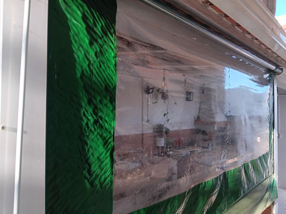Toldo verde e transparente manual