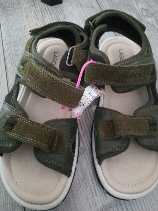 Sprzedam nowe sandały lasocki 32