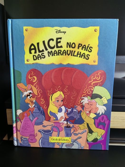 Livro ilustrado "Alice no País das Maravilhas"