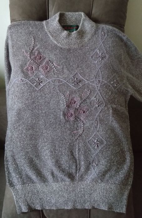 Sweter półgolf fioletowy melanż z angory z ozdobną aplikacją