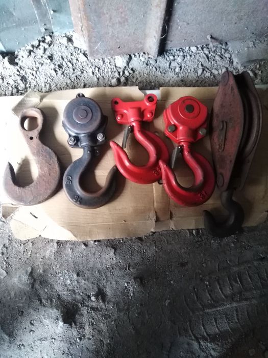 Продам крюки 12т.и3т.