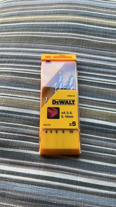 Набір свердло по бетону цеглі каменю DeWALT EXTREME, 5 од: d = 4; 5; 6; 8; 10 мм, пластикова кейс - комплект містить 5 спіральних ударних свердел
