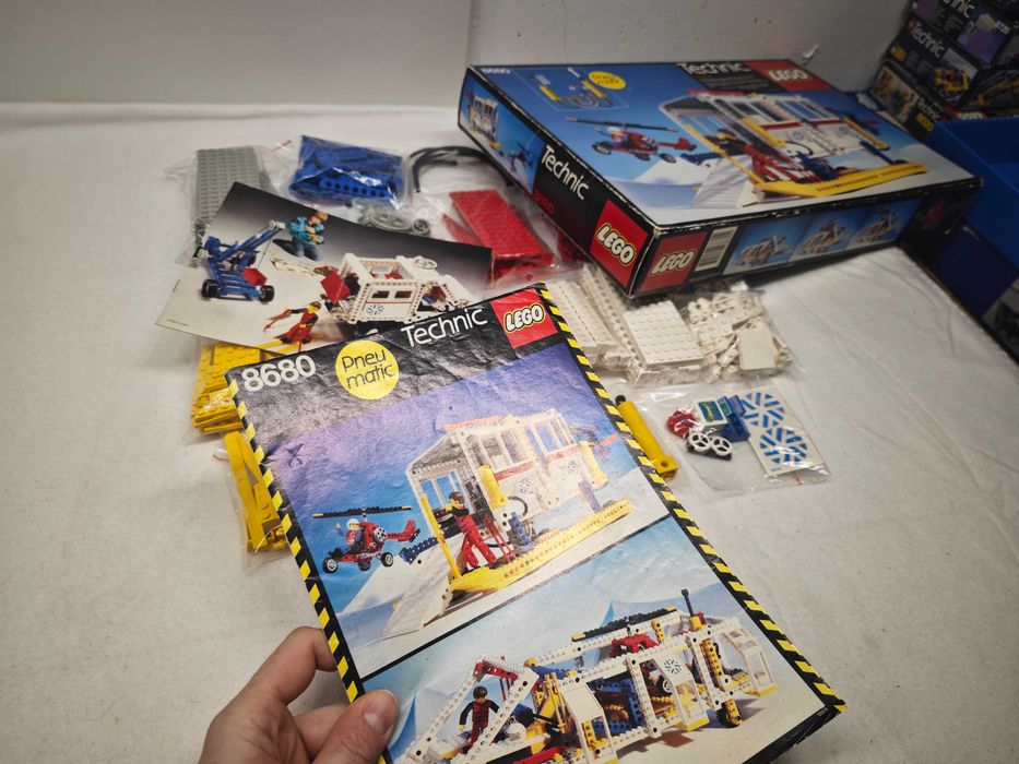 Lego Technic 8680 "Arctic Rescue Base"; 1986; [181]