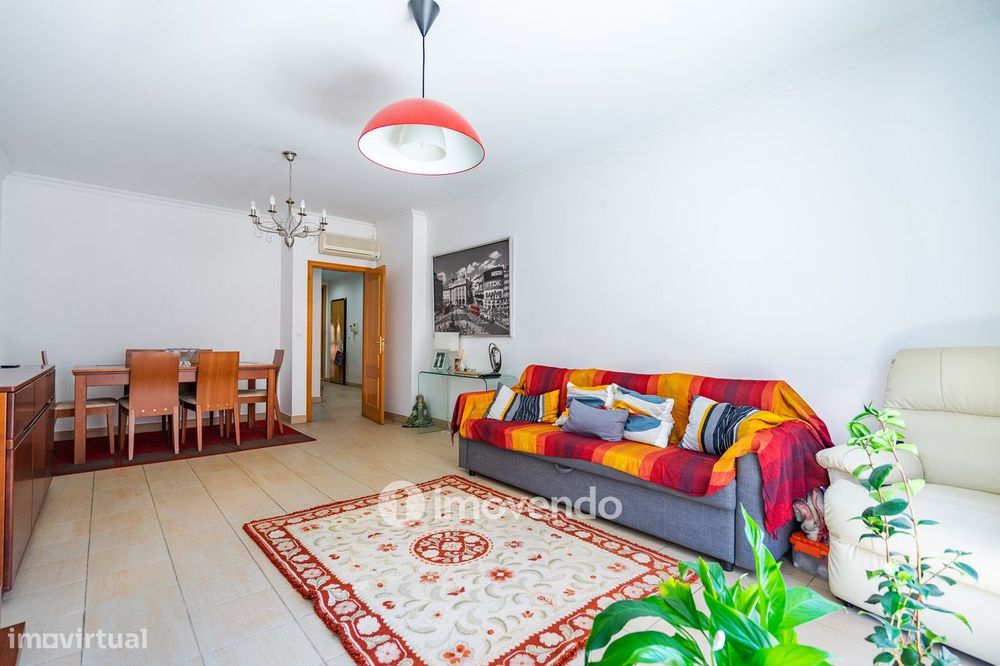 Apartamento T3 com áreas amplas, varandas e arrecadação, em Alverca