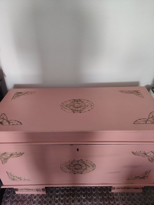Vai, Arca de madeira com detalhes dourado