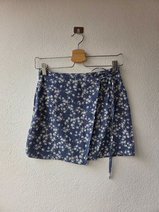 Saia com flores da Shein, tamanho petite XS