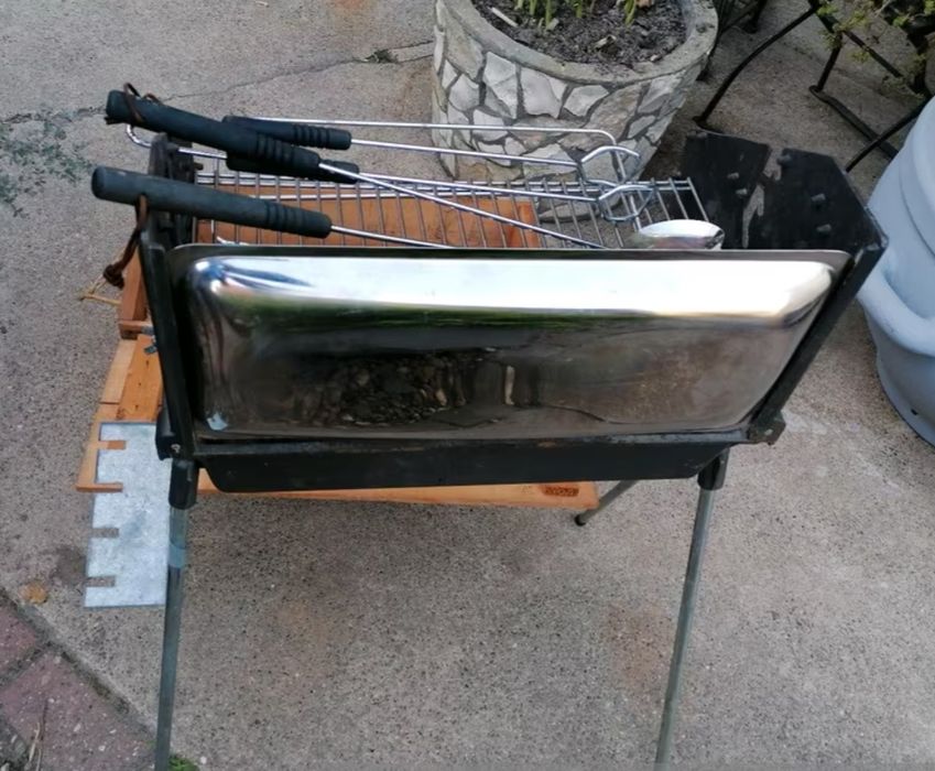 Niemiecki grill zeliwny z elektrycznym rusztem.