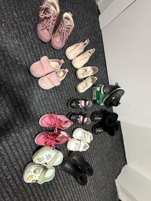 Взуття на дівчинку