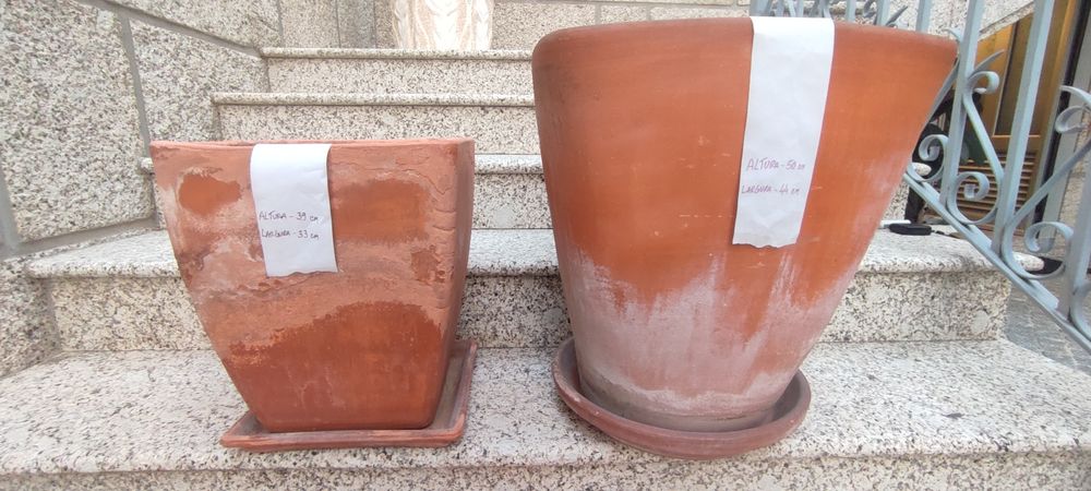 Vasos e pratos de barro