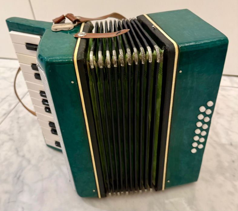 Akordeon dziecięcy marki radzieckiej