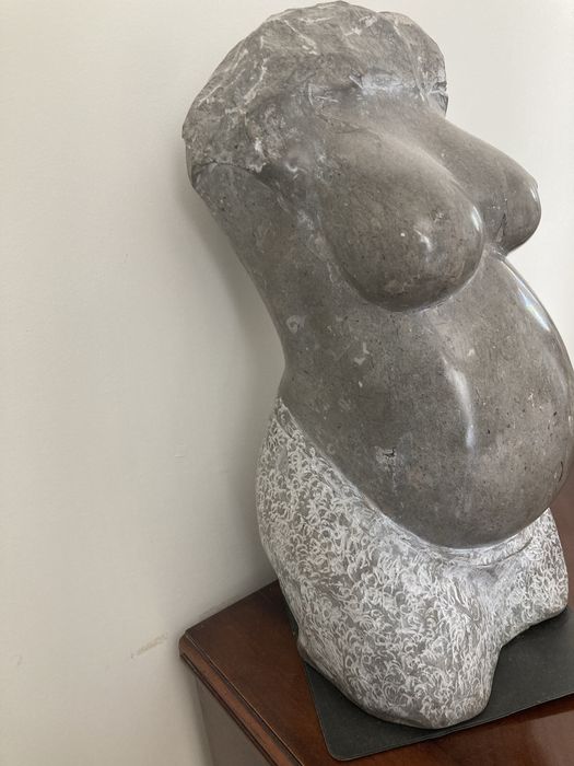 Escultura de Pedra tema : Maternidade, assinada  M. Goretti