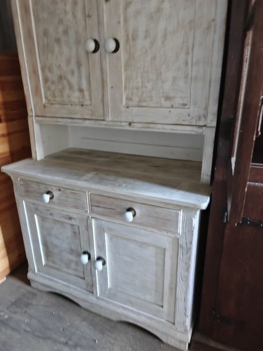 Móvel antigo de madeira maciça