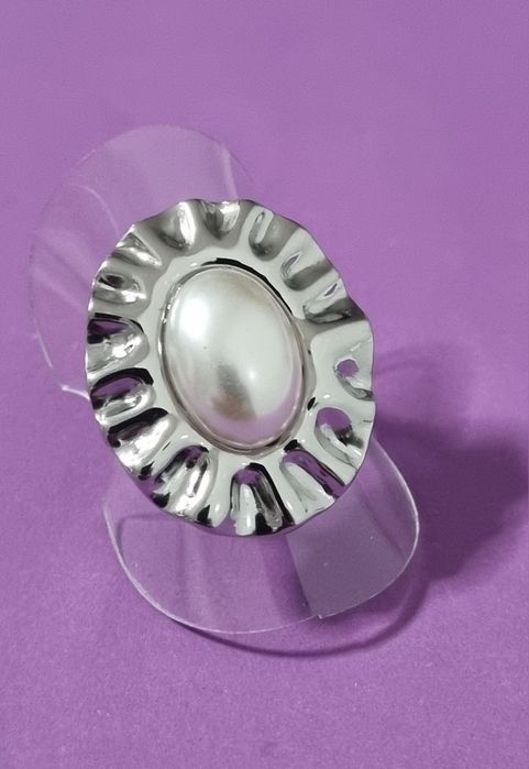 Anel prateado, em aço inoxidável, com uma pérola. Ajustável