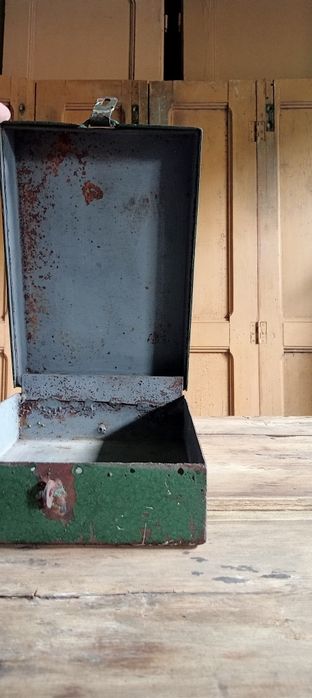 Caixa em ferro antiga, rudimentar