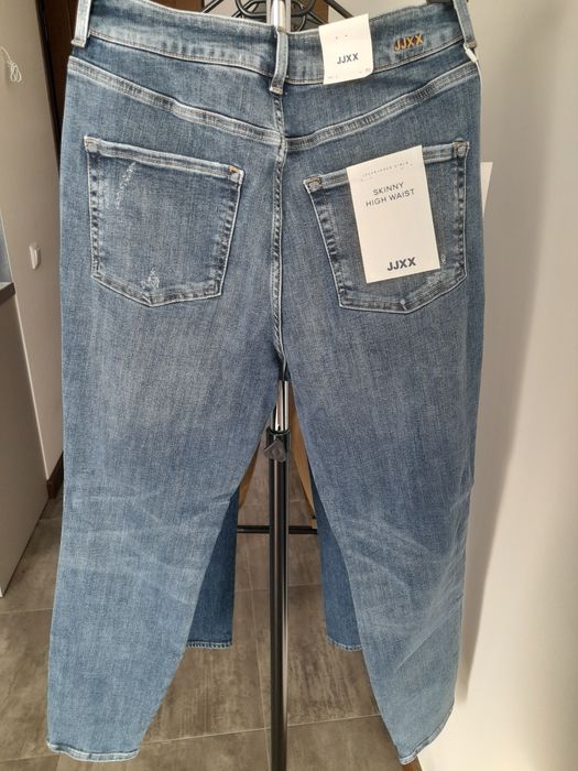 Джинси Skinny з невеличкими модними потертостямм