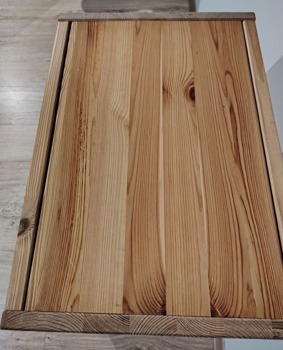 Regał trofast z pojemnikami