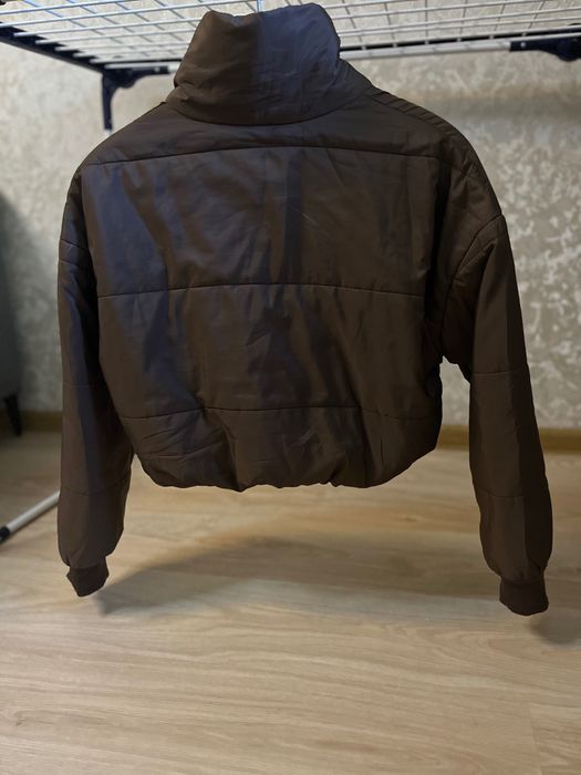 Тепла укорочена куртка у трендовому коричневому кольорі