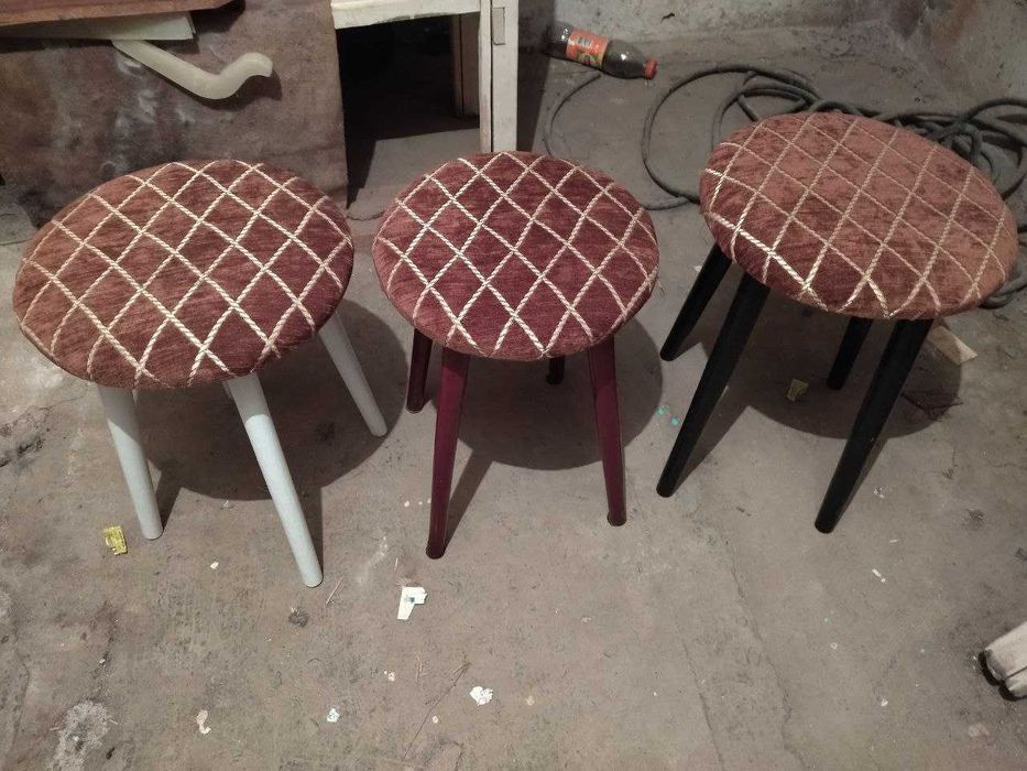 Мякі лавки для сидіння та мякі рествровані кухонні стільці