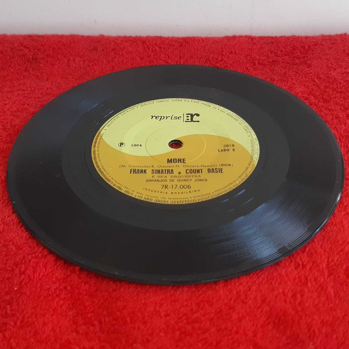 Disco Vinil Single Frank Sinatra e Count Basie - Hello, Dolly! / More