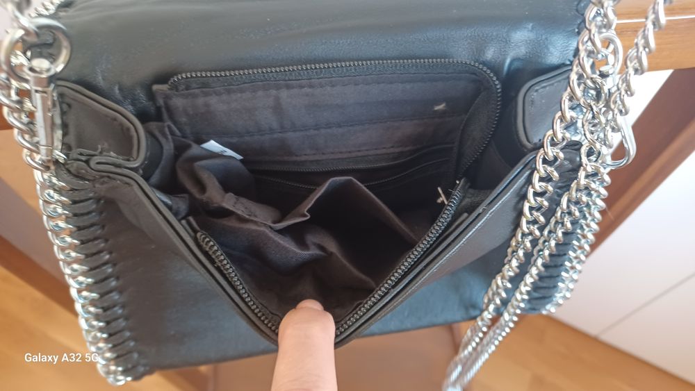 Bolsa em preto com pedras