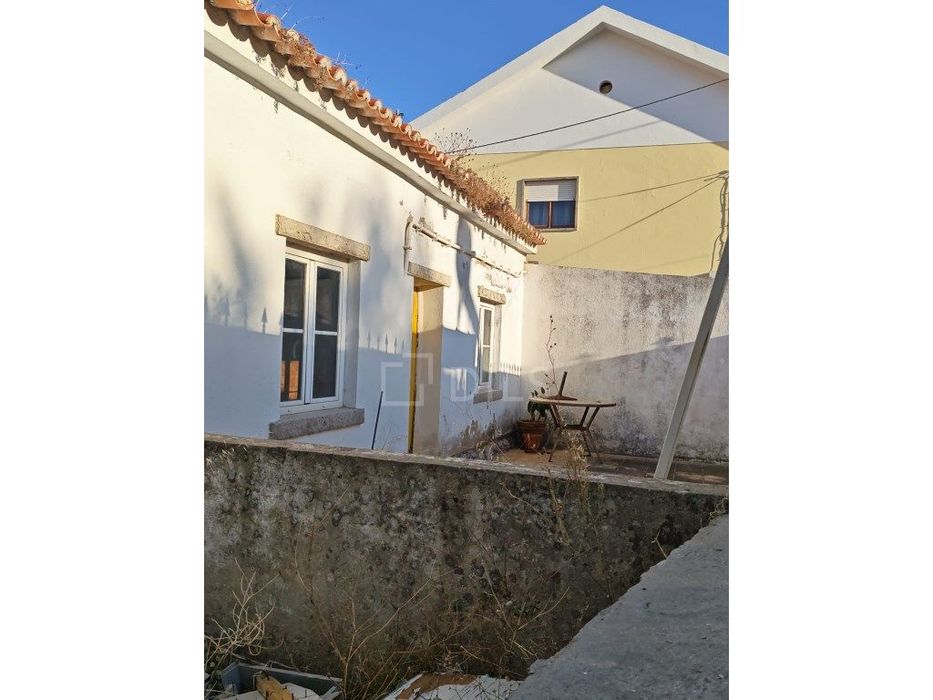 Moradia T3 em Cascais para reabilitação total, com projeto aprovado