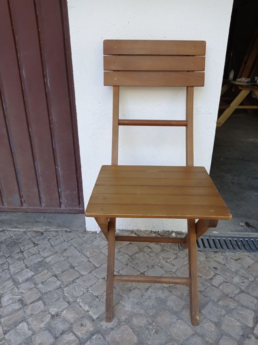 Mesa quadrada e duas cadeiras