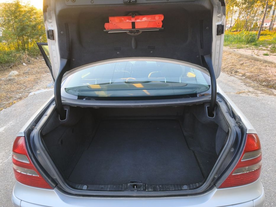 Mercedes-Benz Classe E 270 CDI Executive II Aut. (2005) – Potência, Conforto e Fiabilidade
