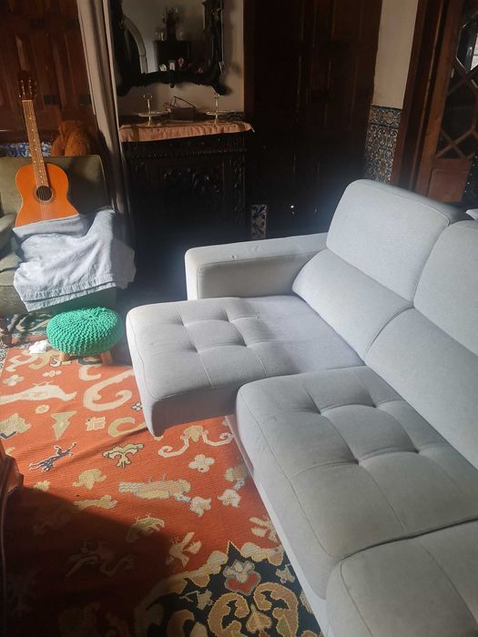 Sofá semi-novo em tecido com chaise longue amovivel