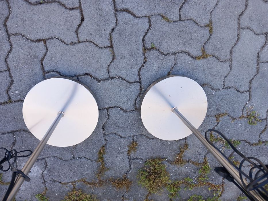 Dois candeiros de pé