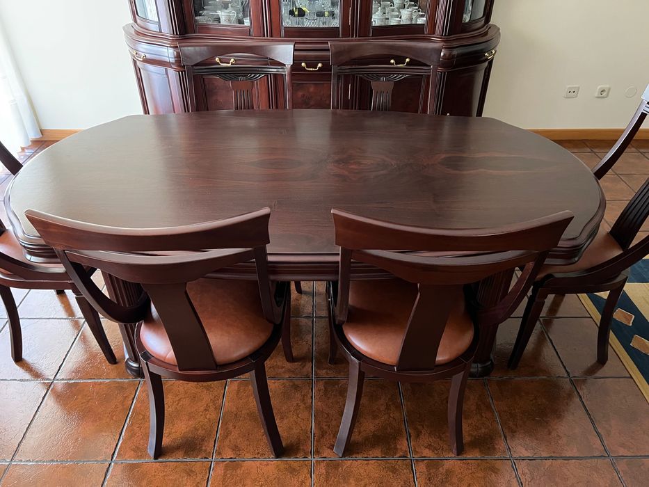 Mobília de Sala Como Nova Mesa + 6
Cadeiras + Móvel  em Madeira
Maciça