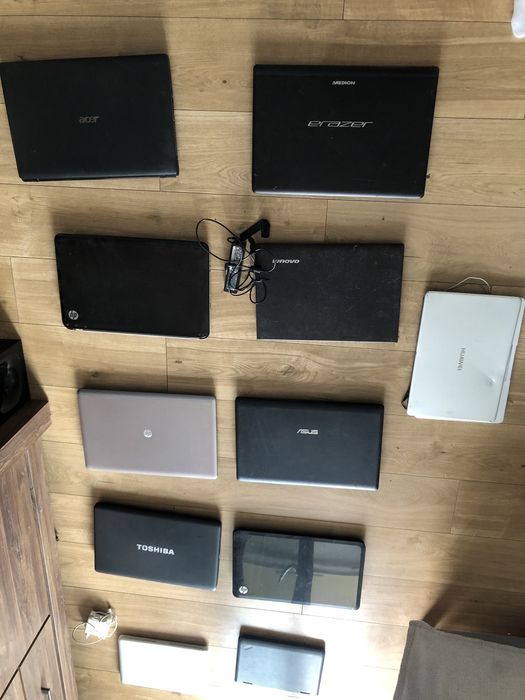 Laptop widoczne na zdjeciach