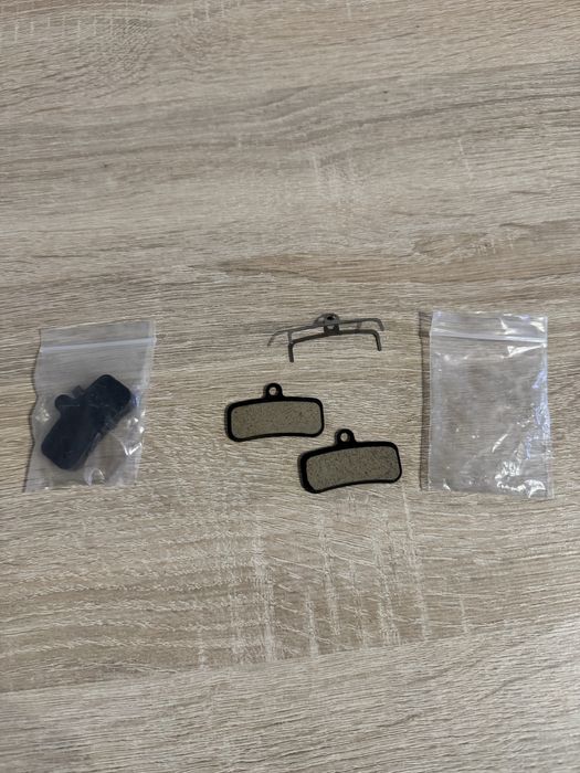 Komplet klocków okładzin Shimano 4 tłoczki półmetaliczne