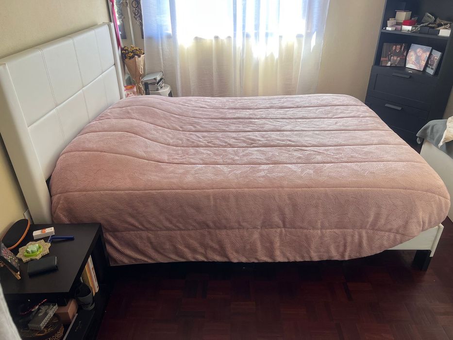 Cama com estrado e colchão em ótimo estado de conservação