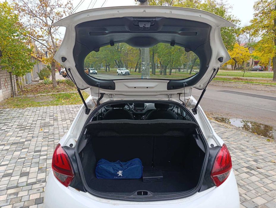 Peugeot 208 2017 року 1.2 л./бензин